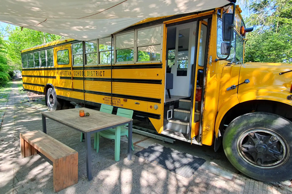 Overnachten schoolbus