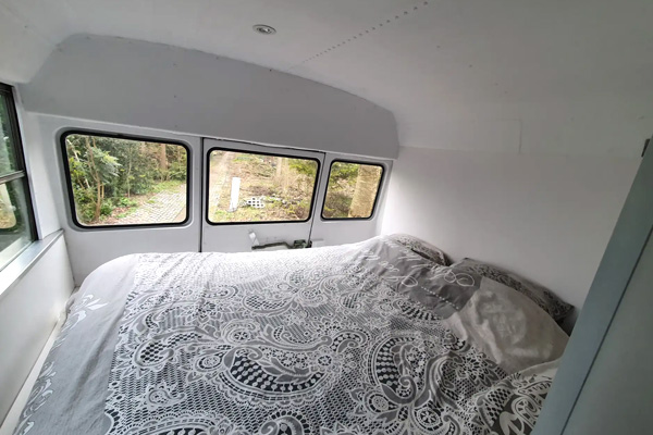 Slapen in een schoolbus