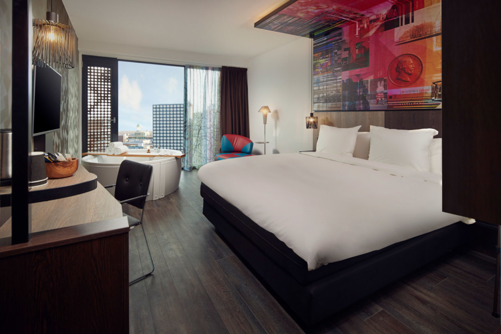 Inntel Hotels Utrecht Centre | Verblijf in een luxe Spa kamer met bubbelbad met prachtig uitzicht op de monumentale stad | incl. diner
